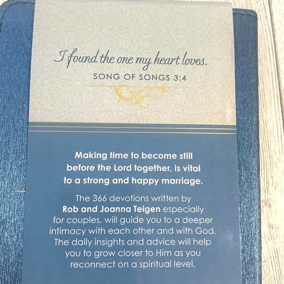 366 DEVOTIONS For Couples. MR. & MRS - Picture 4 of 14